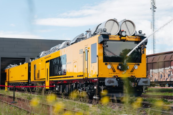 gelber ÖBB-Servicejet